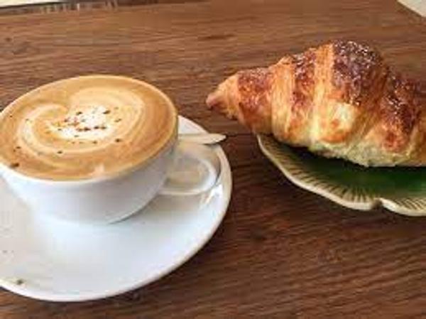 Combo Cafea la Alegere + 1 Croissant cu Unt